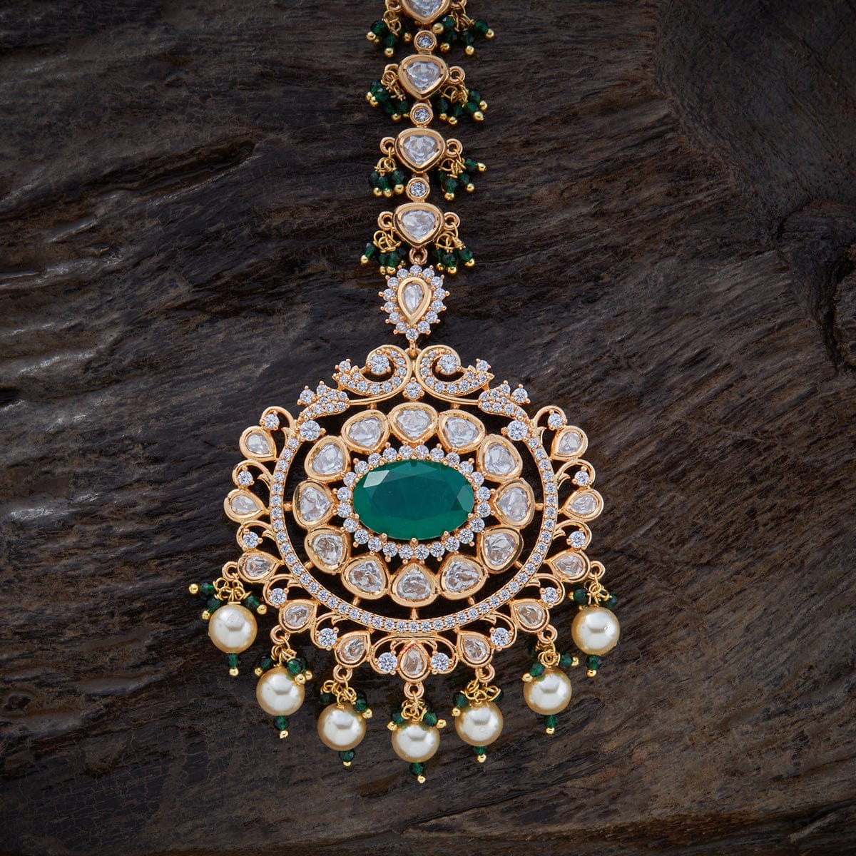 Kundan Tikka shine will make you the centre of attention