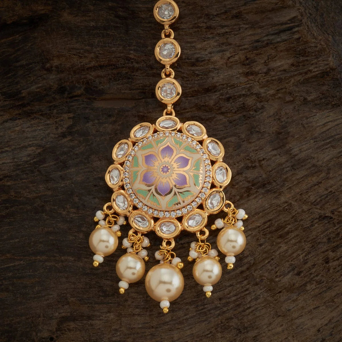 Kundan Tikka Elevate your style with our exquisite Kundan Tikka