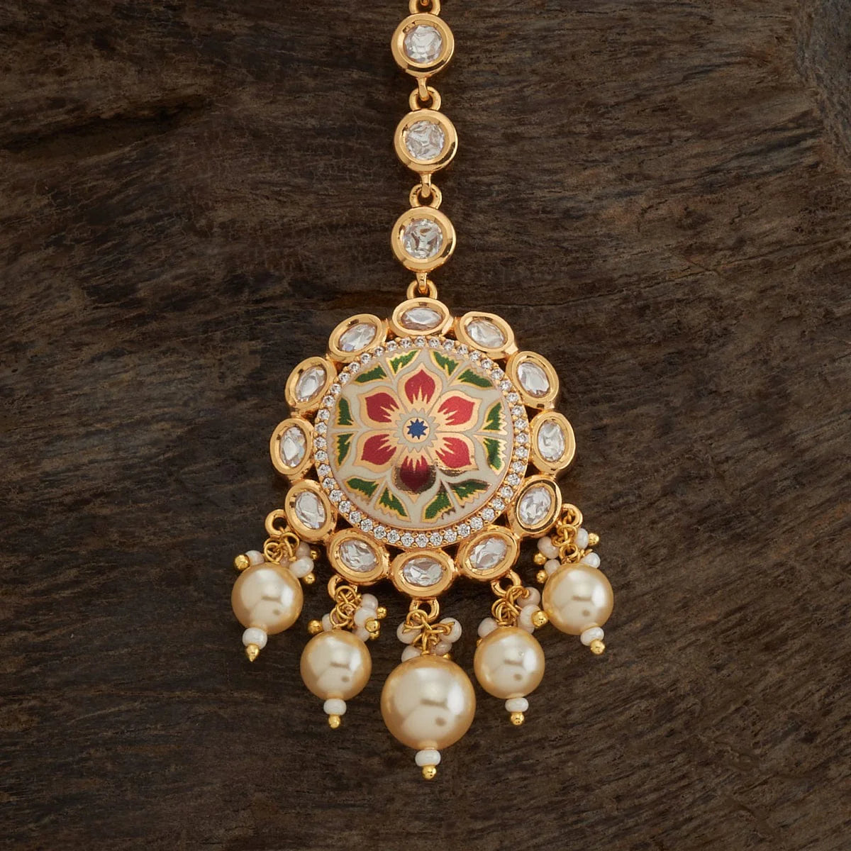 Kundan Tikka Elevate your style with our exquisite Kundan Tikka