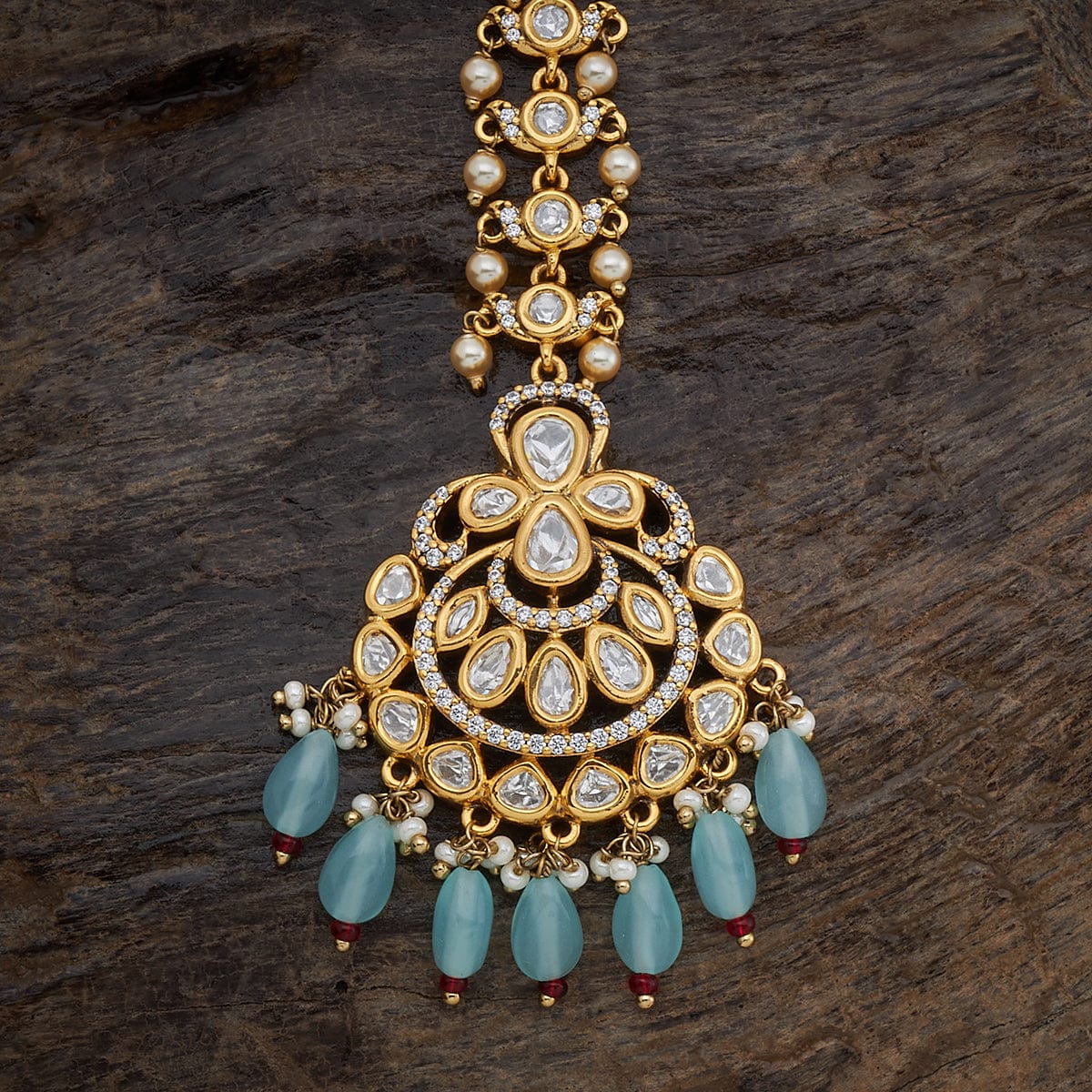 Kundan Tikka fashion statement