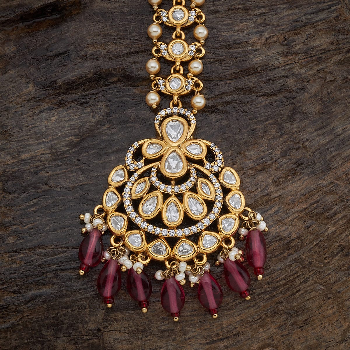 Kundan Tikka fashion statement