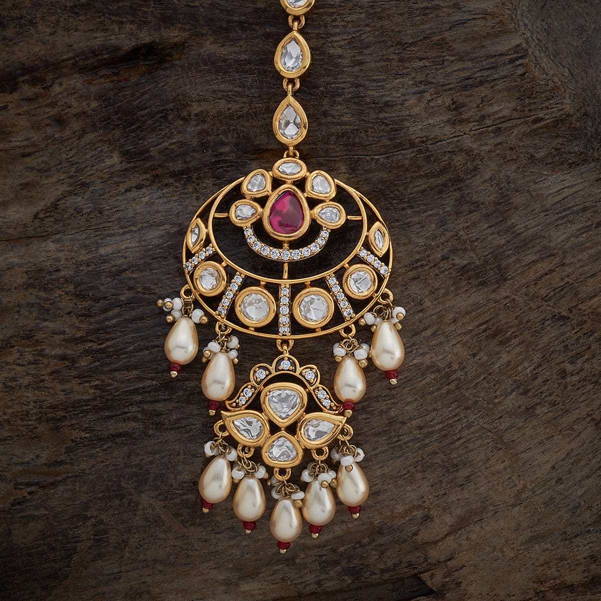 Kundan Tikka Its elaborate kundan work