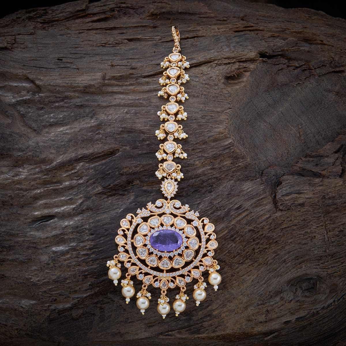Kundan Tikka shine will make you the centre of attention