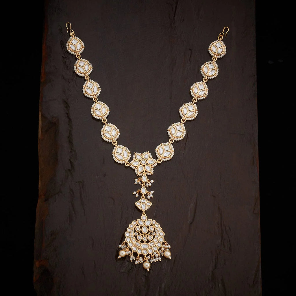 Kundan Tikka exquisitely designe