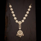Kundan Tikka exquisitely designe