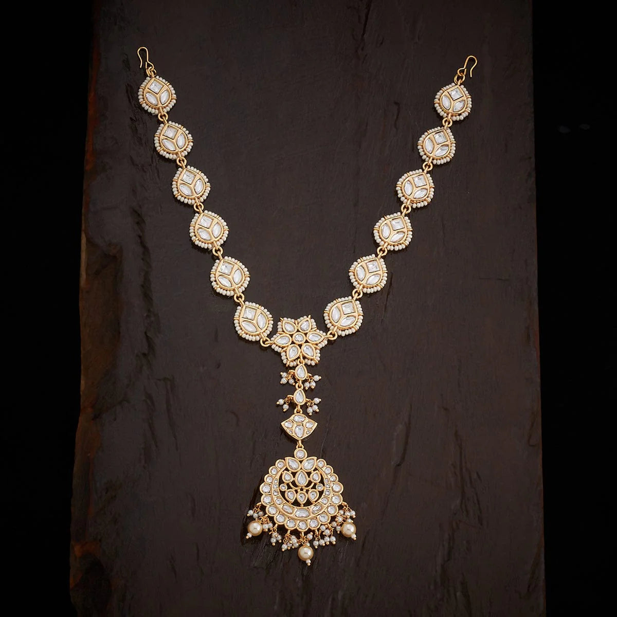 Kundan Tikka exquisitely designe