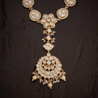 Kundan Tikka exquisitely designe