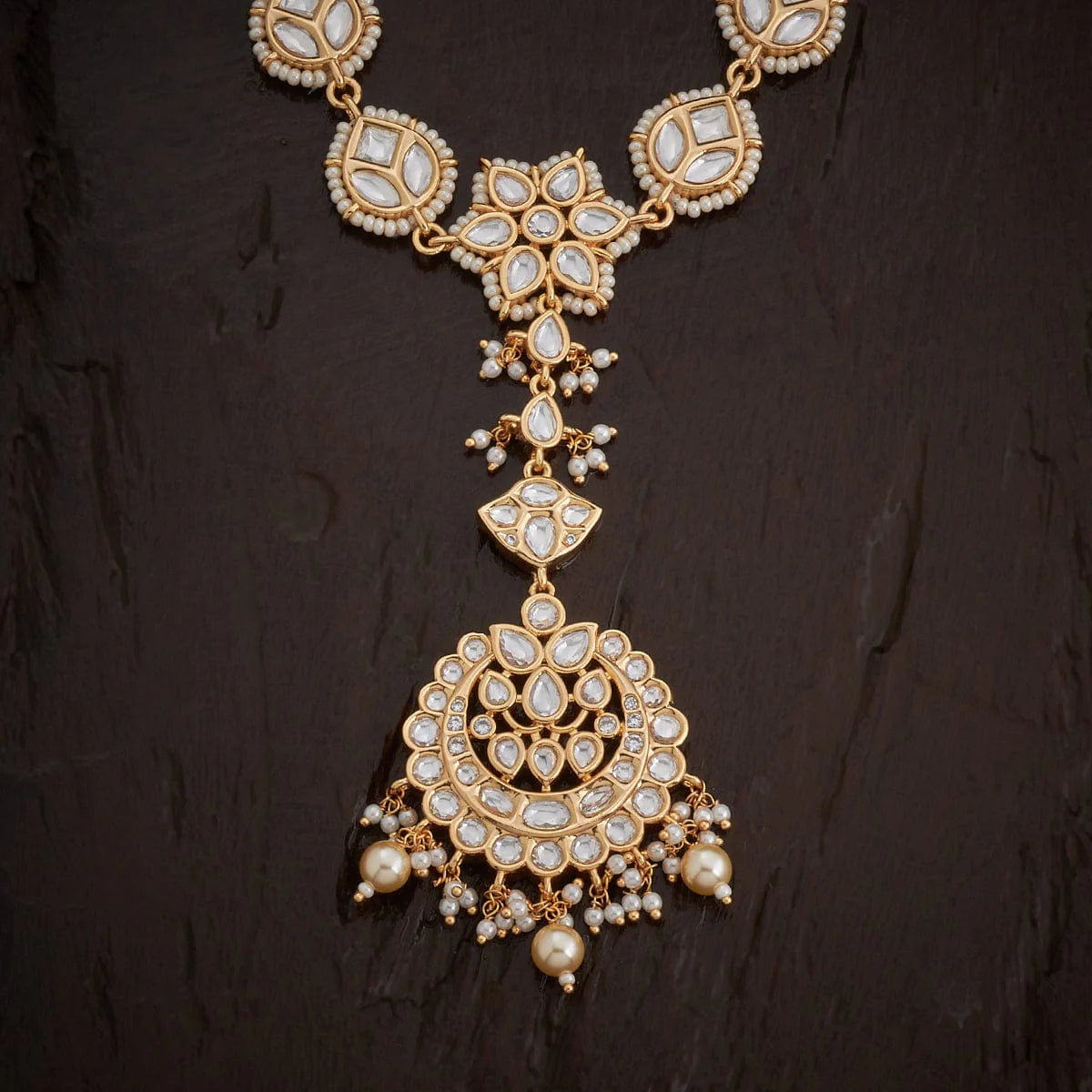 Kundan Tikka exquisitely designe