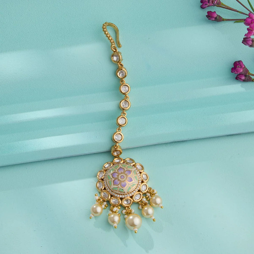 Kundan Tikka Elevate your style with our exquisite Kundan Tikka