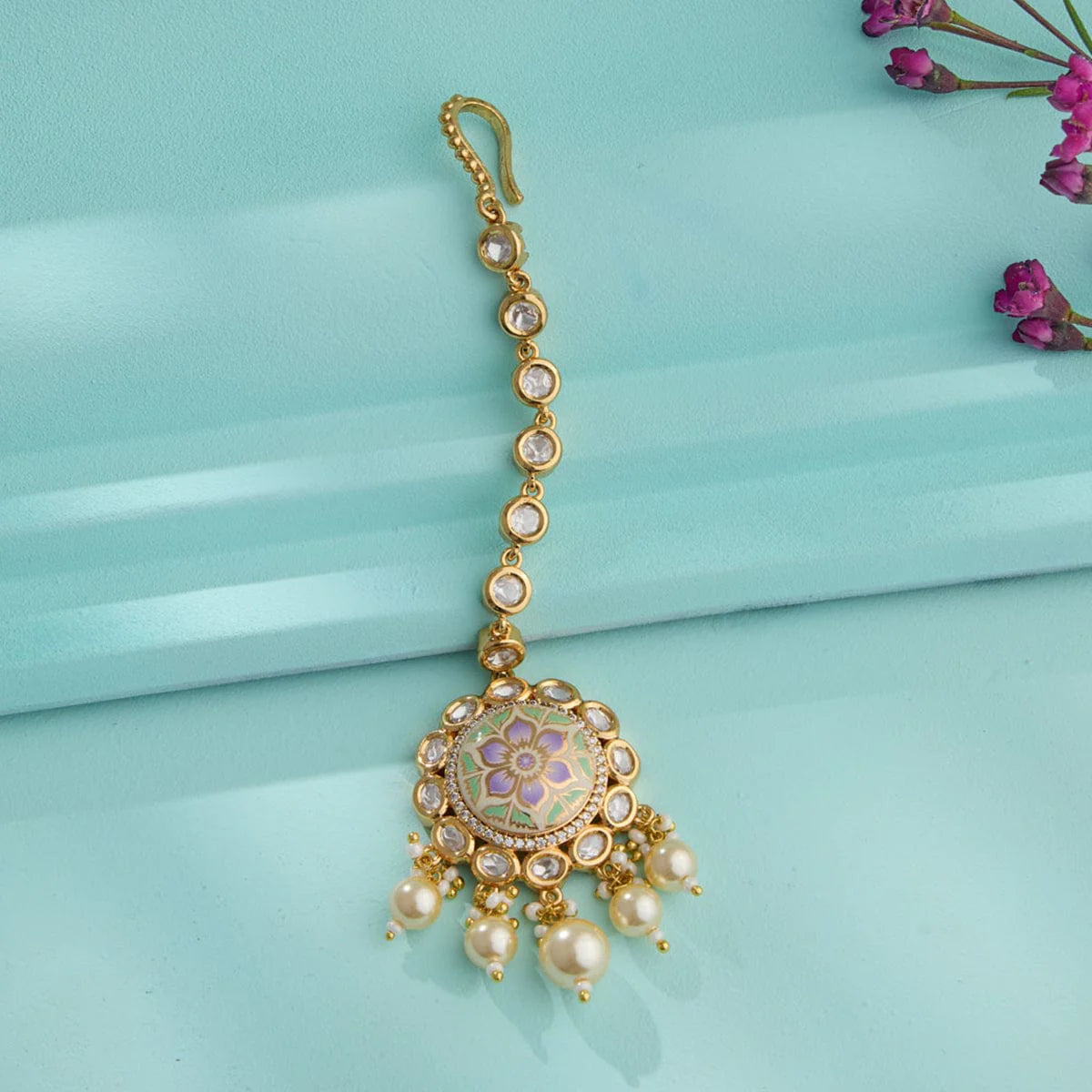 Kundan Tikka Elevate your style with our exquisite Kundan Tikka