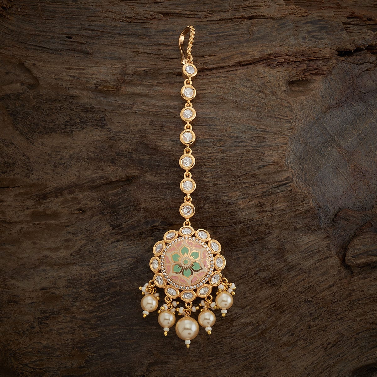 Kundan Tikka Elevate your style with our exquisite Kundan Tikka
