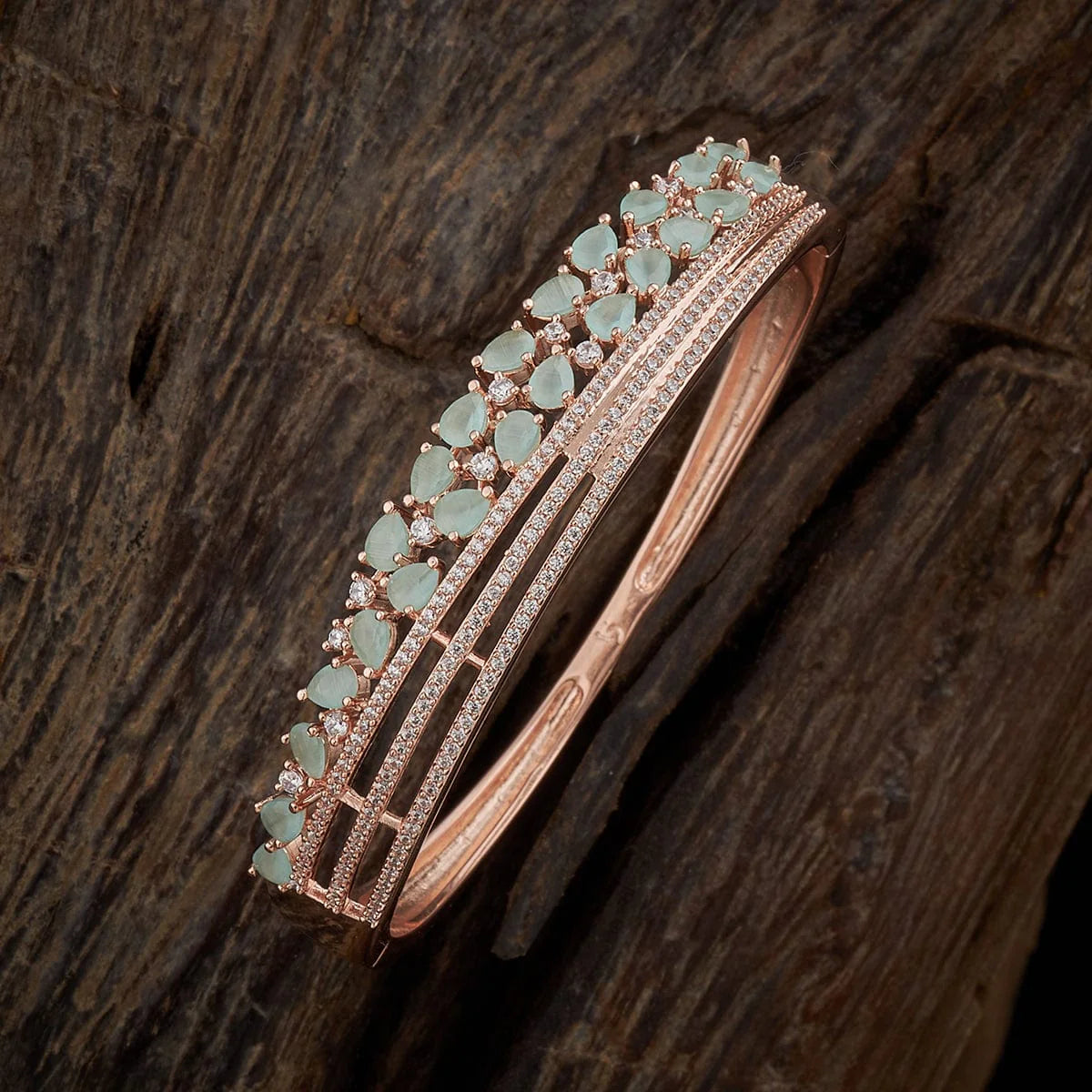 Zircon Kada reflect light