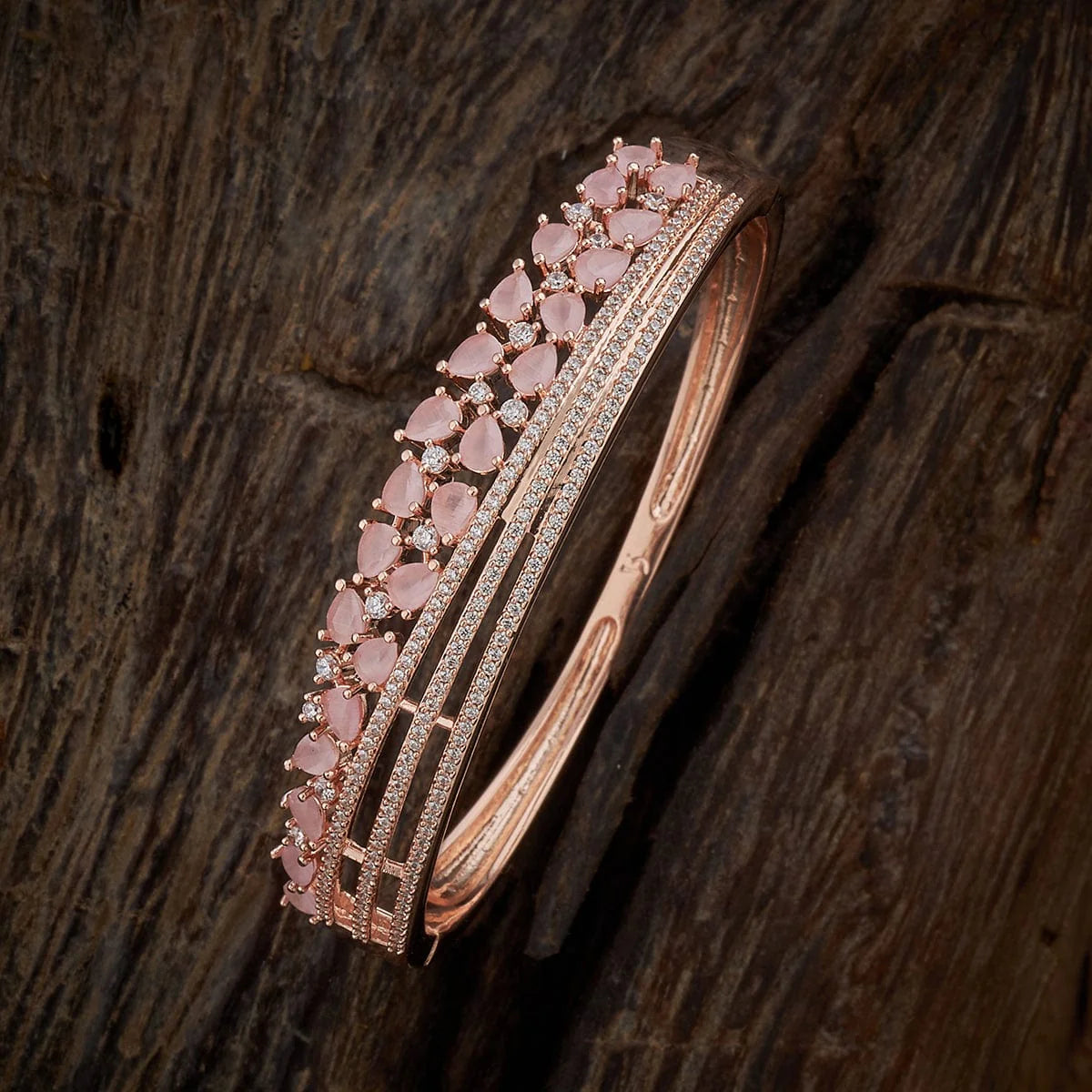 Zircon Kada reflect light