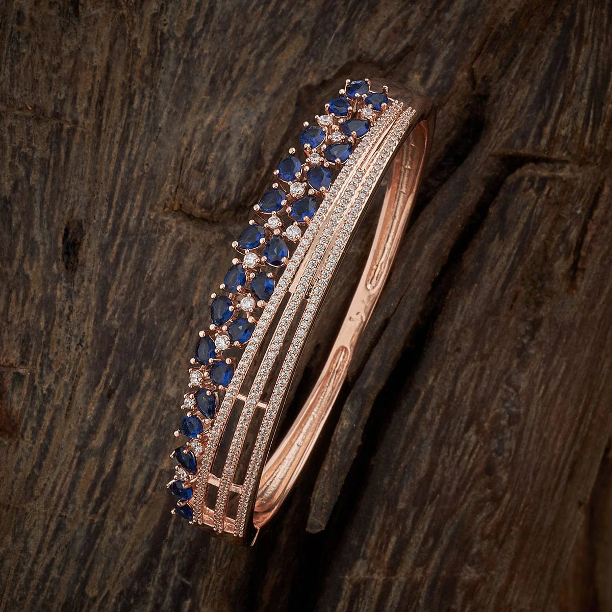 Zircon Kada reflect light