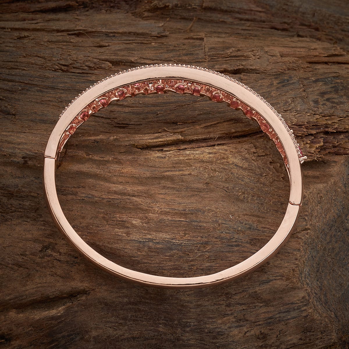 Zircon Kada reflect light