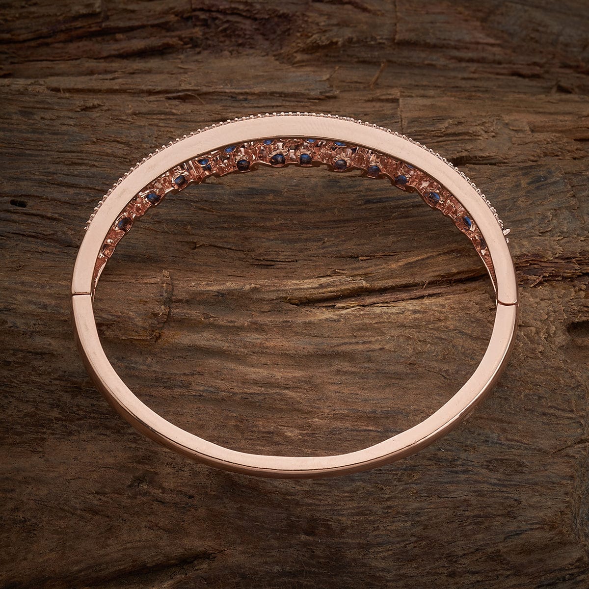 Zircon Kada reflect light