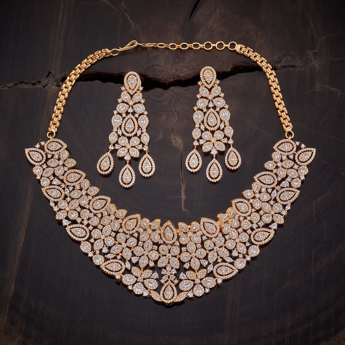 Zircon Necklace appearance on any occasion