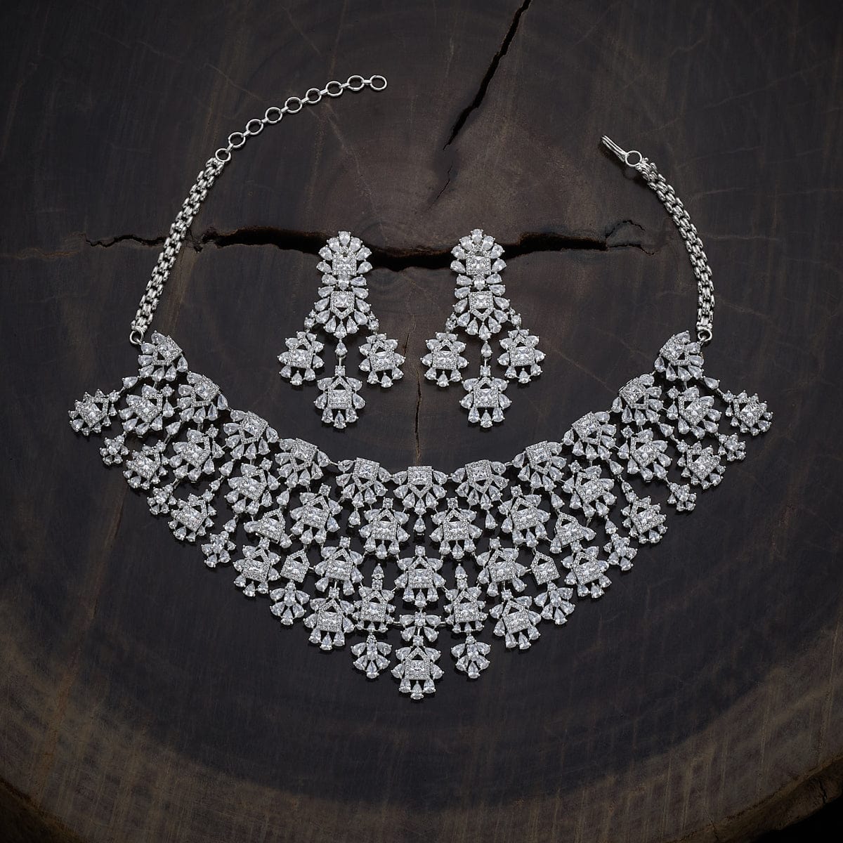 Zircon Necklace seamlessly combines modern aesthetics with classic charm