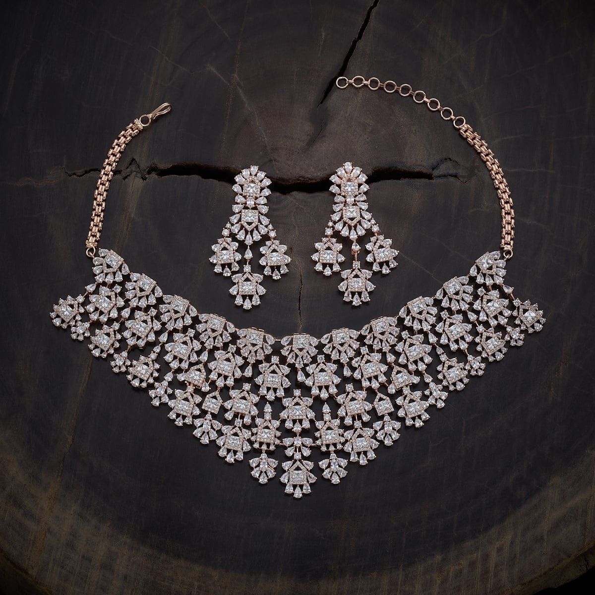 Zircon Necklace seamlessly combines modern aesthetics with classic charm